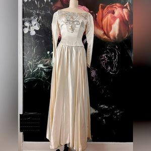 Vintage Satin 1950s Cream/off-white long-sleeve wedding dress with button back